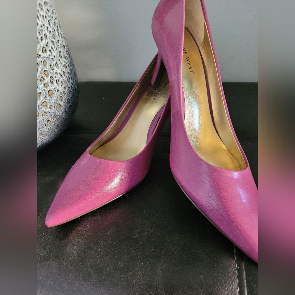 SIZE 8 1/2 NINE WEST FUSHIA PUMPS